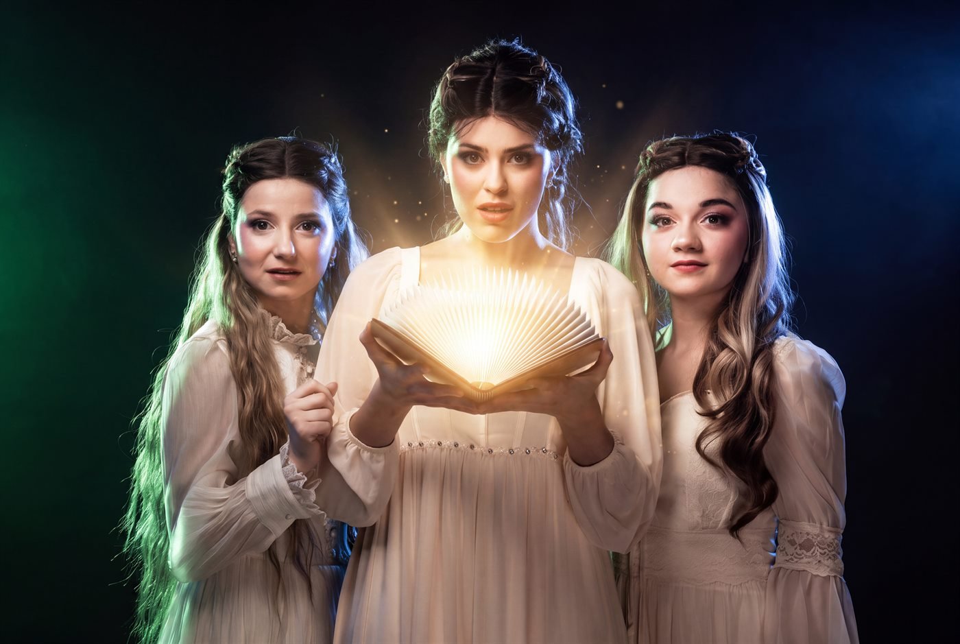 Tres protagonistas iluminadas por la magia de un libro abierto